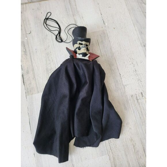 Paper magic group Skelton gentleman hanging head Halloween scary prop - Picture 2 of 6